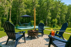 Property grounds - Waterfront Dock!/ Lux 3/2 /Fish/ fire pit/ sleep 6 (Morgan City)