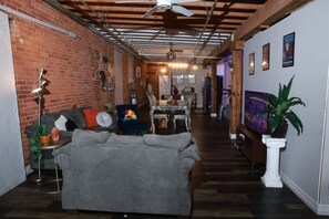 TV - Eclectic Industrial Loft in Detroit's Corktown + Free Parking (Detroit)