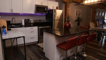 Micro-ondes, four, plaque de cuisson