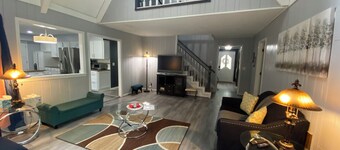 Delightful 7-bedroom house with AC in Overland Park