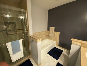 Een haardroger, handdoeken, zeep, toiletpapier