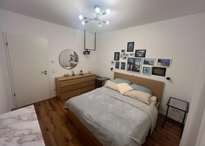 2 bedrooms, iron/ironing board, WiFi, bed sheets - Central, family-friendly apartment with terrace and underground garage in Essen (Essen)