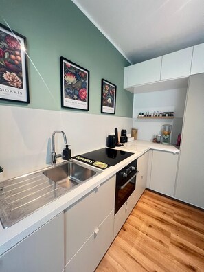 Microwave, stovetop, dishwasher - Central, family-friendly apartment with terrace and underground garage in Essen (Essen)