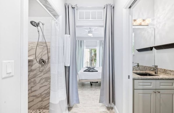 3 多间卧室、熨斗/熨衣板、WiFi、床单