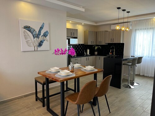 101 Charming 2-bedroom apartment in welcoming Palmerola with AC
