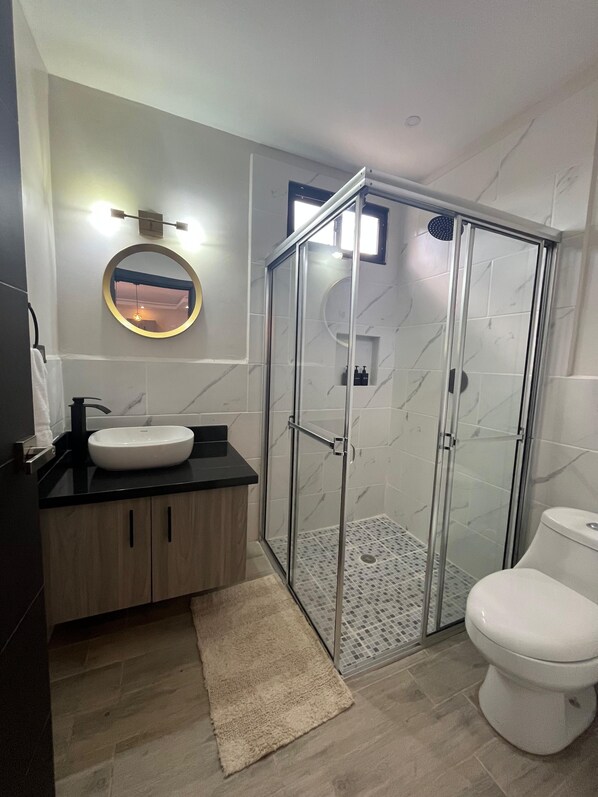 Dusche, Haartrockner, Handtücher, Seife