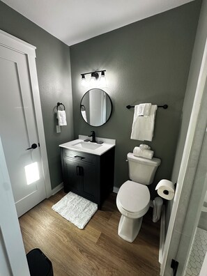 Dusj, hårføner, håndklær og såpe