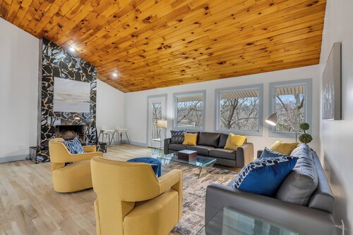 Spacious 5-bedroom house in charming Monroe with AC