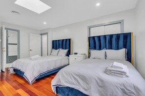 5 bedrooms, iron/ironing board, travel crib, free WiFi - Spacious 5-bedroom house in charming Monroe with AC (Monroe)