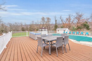 Outdoor dining - Spacious 5-bedroom house in charming Monroe with AC (Monroe)