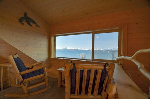 Stunning Oceanfront Log Home w/Glacier & Spit View