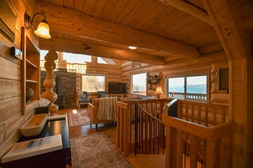 Stunning Oceanfront Log Home w/Glacier & Spit View
