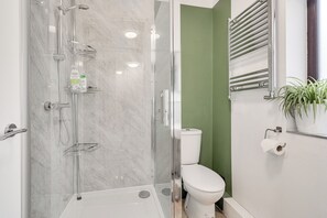 Douche, sèche-cheveux, serviettes fournies, savon