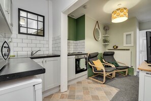 Microwave, oven, stovetop - The Old Bike Shop - Flat 1
Cozy and convenient ground floor apartment! (Chorley)