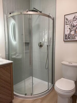 Haartrockner, Handtücher, Seife, Toilettenpapier