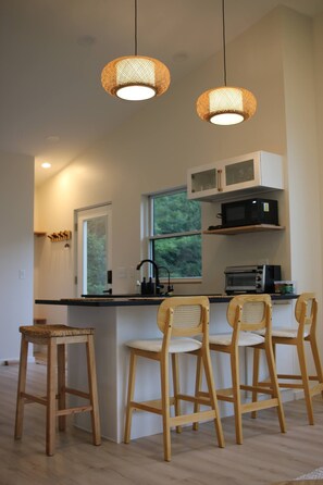 Réfrigérateur, four à micro-ondes, surface de cuisson, cafetière-théière