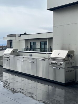 Terrace/patio - Modern New Studio Living in the Heart of Kelowna, BC (Kelowna)