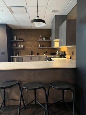 Fridge, microwave, oven, stovetop - Modern New Studio Living in the Heart of Kelowna, BC (Kelowna)