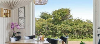 Renovated holiday home, sea view, 50m to beach