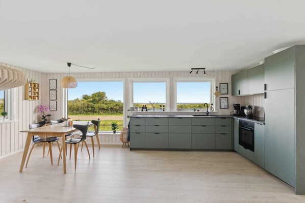 Fridge, oven, stovetop, dishwasher