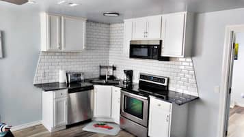 Geladeira, micro-ondas, fogão, cooktop