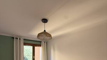 2 dormitoris, planxa i posts de planxar, wifi i roba de llit