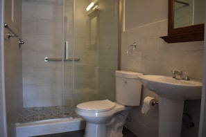 Dusche, Haartrockner, Handtücher
