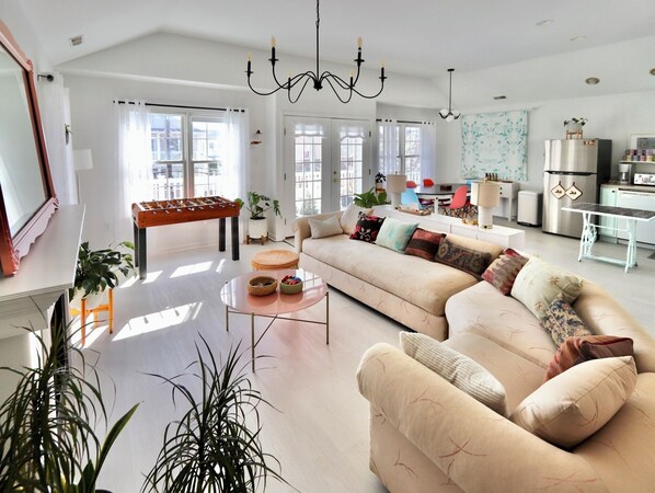 Smart TV, chimenea, futbolito, libros