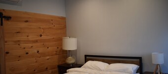 Tannersville Village on SawMill Creek Room #8- 2 Queen Bd