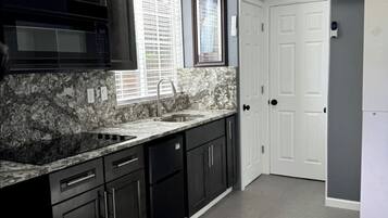 Micro-ondes, plaque de cuisson, bouilloire électrique, grille-pain