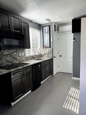 Mikrowelle, Herdplatte, Wasserkocher, Toaster