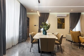 Luxury Villa, 4 Bedrooms | In-room dining