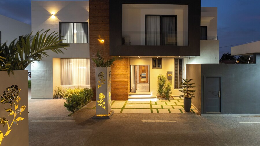 Gloria's Court-BlueWaters