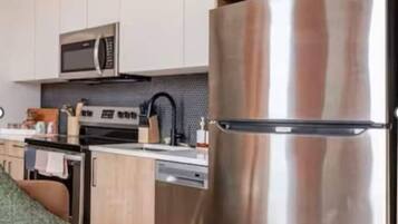 Frigorífico, microondas, horno y placa de cocina