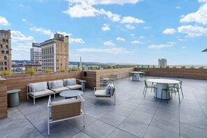 Outdoor dining - Luxury. Downtown. Views. Rooftop. Walk Anywhere. (Birmingham)