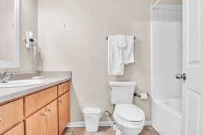Hair dryer, towels, soap, shampoo - Charming studio apartment in Downtown Columbus, MS (Columbus)