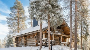 A log cabin surrounded by snow-covered trees. - Comfy Cabin Retreat Close To The Rukatunturi Ski Slopes (Ruka)