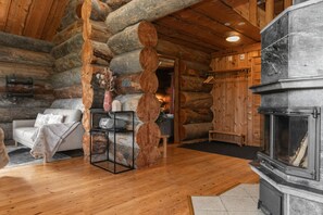 Fernseher, Kamin, Bücher