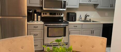 電子レンジ、オーブン、コンロ、食器洗い機