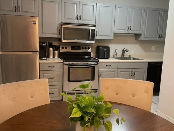 Micro-ondes, four, plaque de cuisson, lave-vaisselle