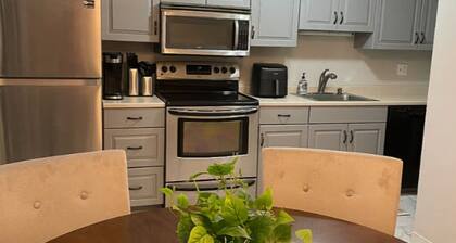 Golfing, Lake View 2-Br, 1.5 Ba condo in Waterbury with fireplace, AC and Garage