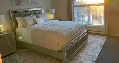 Golfing, Lake View 2-Br, 1.5 Ba condo in Waterbury with fireplace, AC and Garage