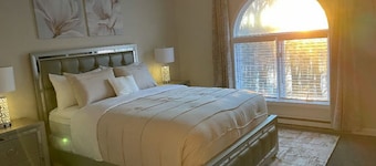 Golfing, Lake View 2-Br, 1.5 Ba condo in Waterbury with fireplace, AC and Garage