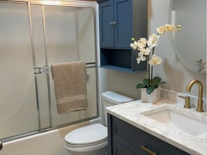 Towels, toilet paper - Golfing, Lake View 2-Br, 1.5 Ba condo in Waterbury with fireplace, AC and Garage (Waterbury)