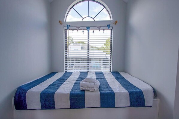 منزل - عدة أسرّة - برواق - بمنظر للمحيط (727 Seahorse Rd) | 5 عدّة غرف نوم وبديكورات فريدة لكل غرفة وطراز فريد لكل وحدة