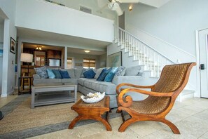 منزل - عدة أسرّة - برواق - بمنظر للمحيط (727 Seahorse Rd) | منطقة المعيشة | تلفزيون بشاشة مسطحة بحجم 42-بوصة يعرض قنوات تلفزيونية رقمية