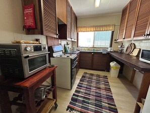 冷蔵庫、電子レンジ、オーブン、コンロ