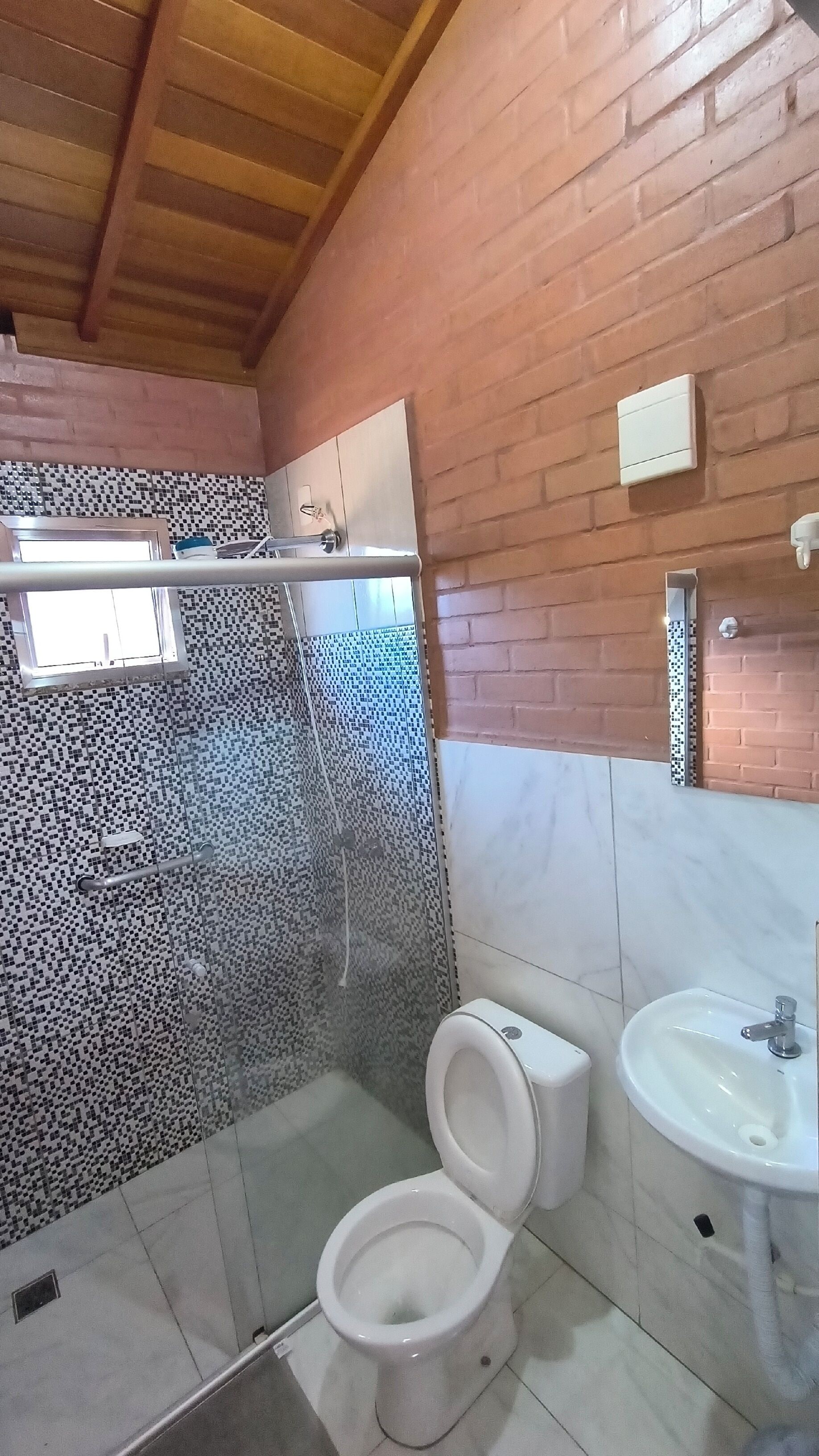 Chuveiro, sabonete, papel higiênico 