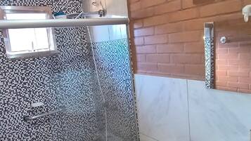 Chuveiro, sabonete, papel higiênico