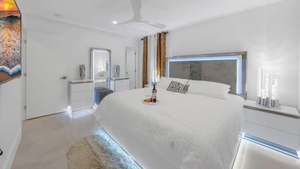 5 bedrooms, iron/ironing board, WiFi, bed sheets - Modern Villa w/ Heated Pool & Spa (Pembroke Pines)